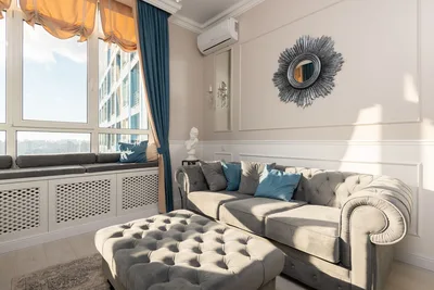 Una sala de estar elegante y moderna con muebles elegantes, grandes ventanas y decoración con estilo.